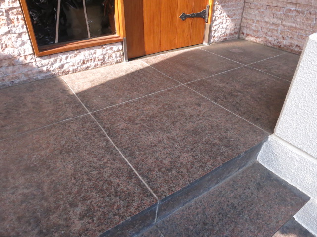 玄関の赤御影石バーナー仕上げが経年の汚れでくすむ 施工事例 石材メンテナンス 石材クリーニング専門 株式会社 ケイ アンド エス